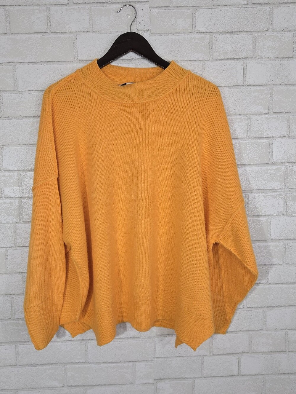 She + Sky sweater‎